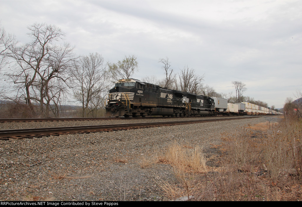 NS 4268 and 1842 on the point of train 29G